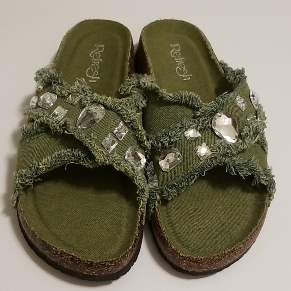 Refresh olive cross cross sandal size 7.5